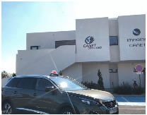 Véhicule taxi devant Canet Sud